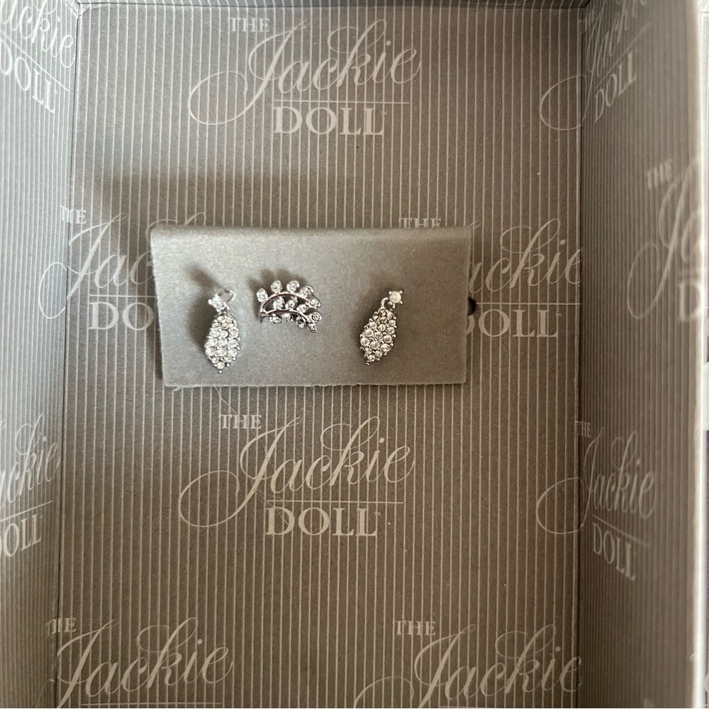 New in box outfit for The Jackie Kennedy Onassis Doll with paperwork - Picture 3 of 12